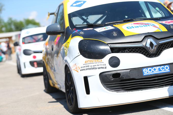 Pokalni renault twingo poganja atmosferski motor z okrog 80 "konji". Bistvo je v čisti vožnji in izkoriščanju vsakega razpoložljivega atoma moči. Motor je v zadku, prenos moči prav tako na zadnji kolesi. | Foto: Gregor Pavšič