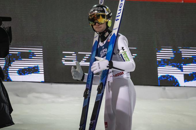 Žiga Jelar je bil v Willingenu 12. in 18, kar ga je razveselilo. Zato pa je ob pogledu na smučko nekoliko slabše volje, saj na njej že drugo sezono nima sponzorja. | Foto: Sportida