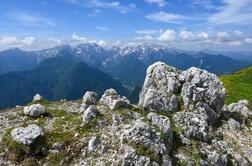 Odmaknjena Olševa s pogledom na Kamniško-Savinjske Alpe, ki vzame dah