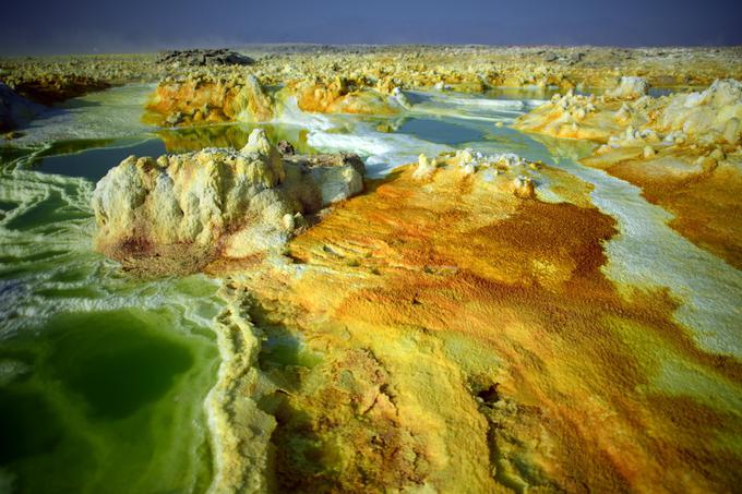 Kdor se odpravi raziskovat območje geotermalnih vrelcev, turistov tukaj pravzaprav ne manjka, bo doživel zelo aromatično izkušnjo. Zrak je namreč težko dihati, saj v nos bodejo vodikov sulfid, žveplov dioksid in klor.  | Foto: Getty Images