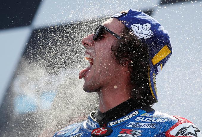 Španec Alex Rins (Suzuki) je zmagovalec dirke svetovnega prvenstva v motociklizmu v elitnem razredu motoGP v teksaškem Austinu, kar je bila njegova prva zmaga v karieri. Drugo mesto je osvojil Italijan Valentino Rossi (Yamaha), tretji pa je bil Avstralec Jack Miller (Pramac Ducati). Rossiju in Rinsu je delo precej olajšal svetovni prvak Španec Marc Marquez (Honda), ki je bil sicer na dobri poti do zmage, a je 12 krogov pred koncem naredil napako in zdrsnil v pesek, tako da dirke ni mogel nadaljevati. | Foto: Getty Images