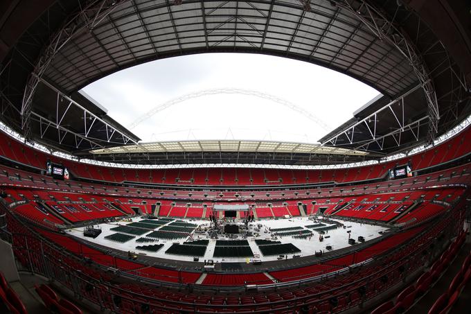 Vremenska napoved za London danes zvečer je oblačno z možnim dežjem. Kaj bi se zgodilo, če bi res deževalo, bi dvoboj odpovedali? Čeprav Wembley nima možnosti, da popolnoma zapre streho, dvoboj ni ogrožen. Nad ringom bo razpet velik baldahin, boksarja pa bosta nosila tudi posebno obutev, ki bo preprečevala zdrse zaradi vlage. Za boksarja torej ni skrbi, bodo pa v primeru dežja kratko potegnili eminentni gostje, ki bodo sedeli ob ringu.  | Foto: Reuters