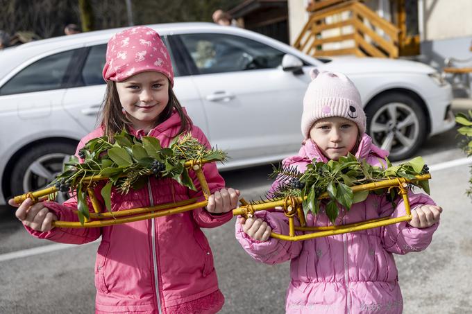 "Midve pa imava sanke. Pri nas je še vedno polno snega," sta povedali sestrici z Ljubnega ob Savinji.  | Foto: Ana Kovač