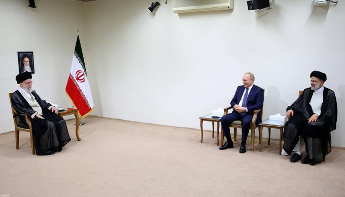 Iran je tesni ruski zaveznik. Rusiji tudi dobavlja orožje, s katerimi uničuje Ukrajino in njeno infrastrukturo. Na fotografiji: Putin in vrhovni verski voditelj Ali Hamenej. | Foto: Guliverimage/Vladimir Fedorenko