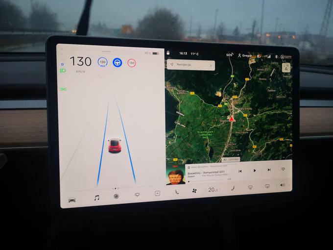 Velik zaslon resda sprva lahko jemlje voznikovo pozornost, a na dotik vsaj deluje hitro, zanesljivo in iz vidika celotnega operacijskega sistema zato prave konkurence v Sloveniji še nima. | Foto: Gregor Pavšič