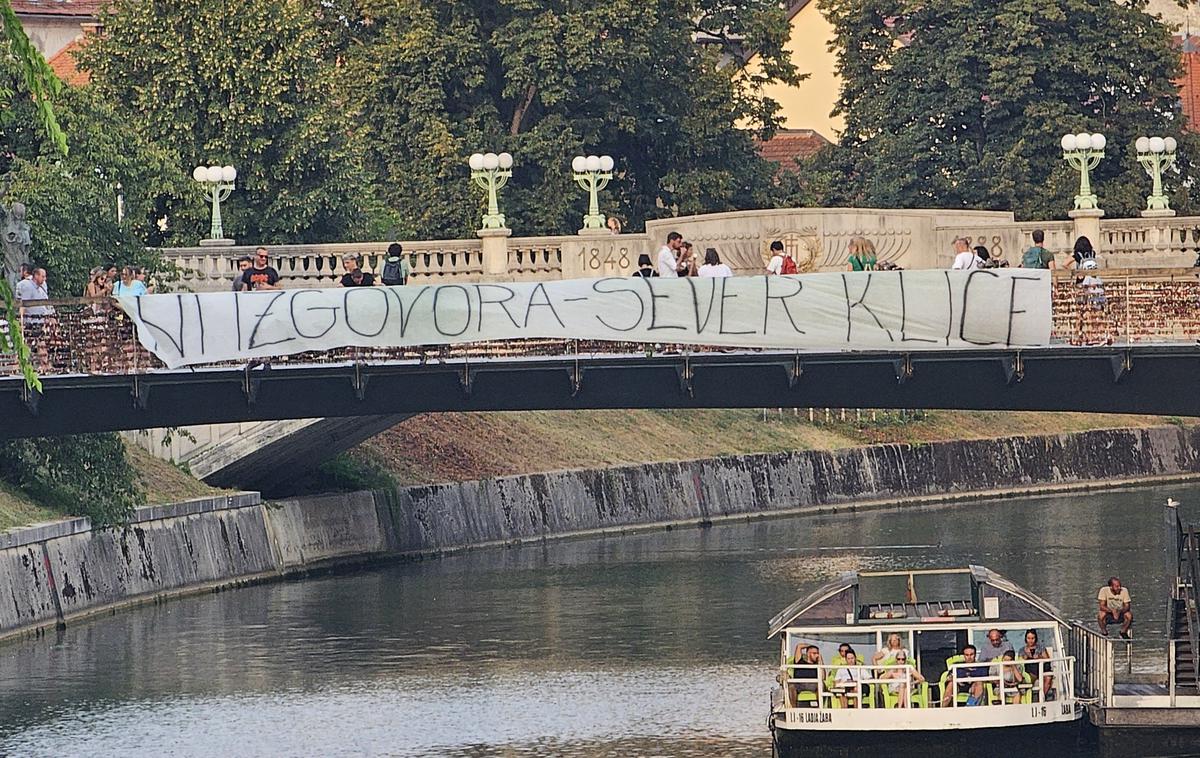 Green Dragons Ljubljana | "Ni izgovora – sever kliče," piše na transparentu, ki v teh dneh visi v središču Ljubljane. | Foto Green Dragons