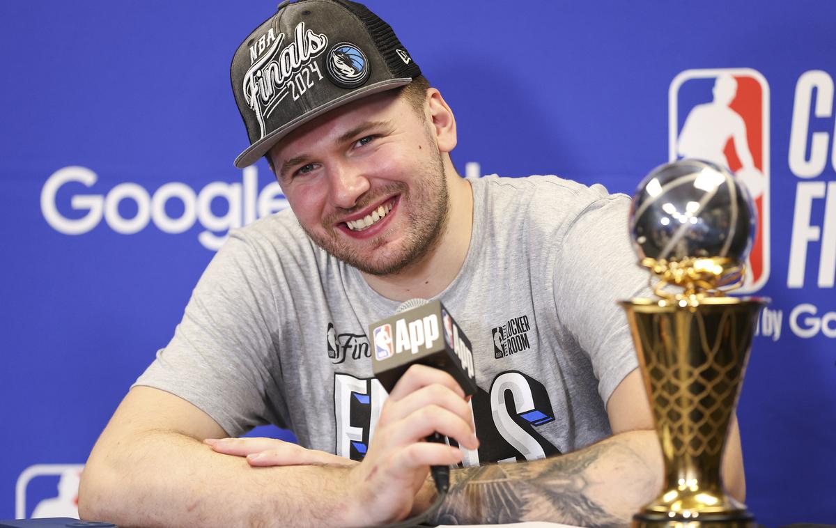 Luka Dončić Dallas Mavericks | Nasmejani Luka Dončić z lovoriko za najboljšega košarkarja finala zahodne konference. | Foto Guliverimage