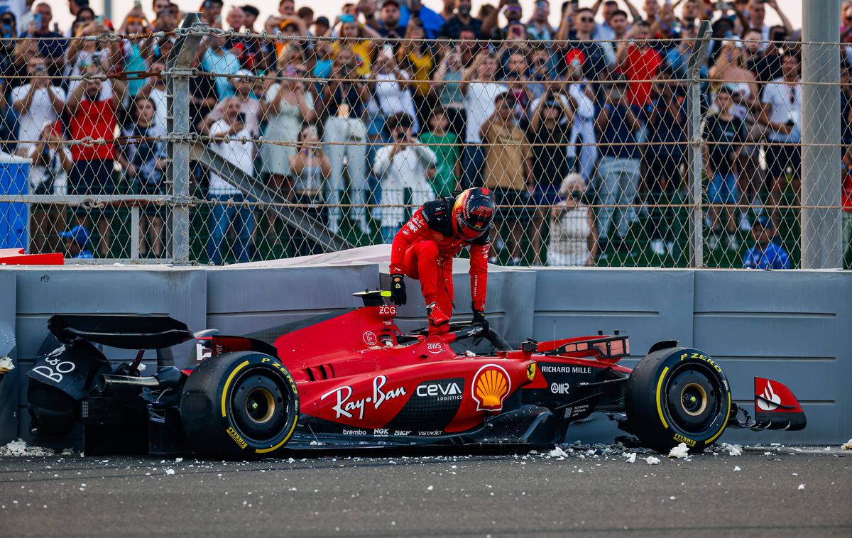 Abu Dabi Carlos Sainz Ferrari | Carlos Sainz je odpeljal le nekaj minut, nato pa razbil svojega Ferrarija. | Foto Guliverimage