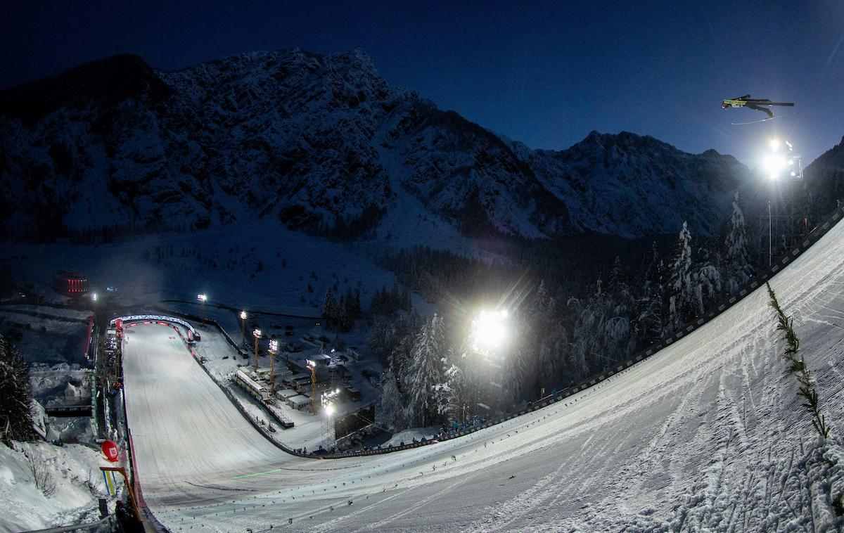 Planica | Ob pogledu na prazen iztek, kar je v nasprotju s preteklimi leti, ko je bilo ob Letalnici bratov Gorišek ogromna množica navijačev. | Foto Vid Ponikvar