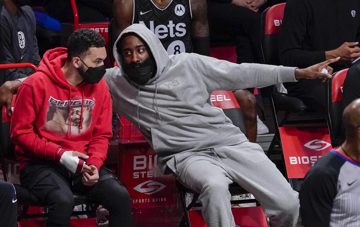 James Harden | Poškodovani James Harden je tekmo gledal s klopi. | Foto Guliverimage