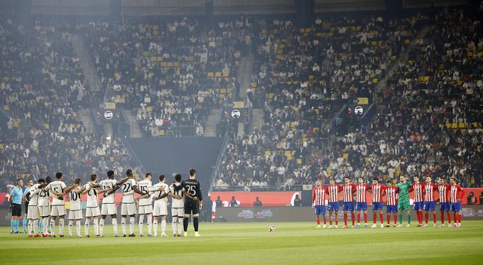 Minuta molka v spomin na Franza Beckenbauerja je postregla z nezaželenim vložkom dela občinstva. | Foto: Reuters