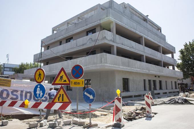 Tlorisna zasnova objekta omogoča organizacijo dveh stanovanj na etažo. | Foto: Matej Leskovšek