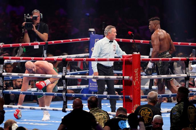 Tyson Fury - Francis Ngannou | Francis Ngannou je Tysona Furyja v tretji rundi spravil na tla. | Foto Reuters