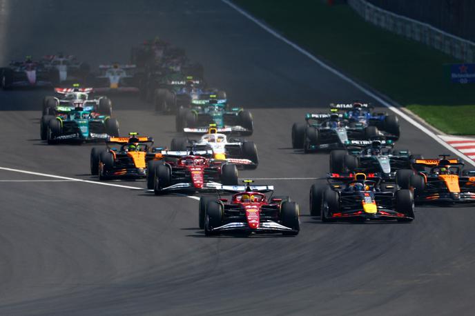 Šanghaj Lewis Hamilton Ferrari Max Verstappen Red Bull | Lewis Hamilton je na štartu zadržal prvo mesto, tekmeci mu na 19 krogov dolgi dirki niso bili kos. | Foto Reuters