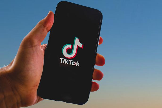 Tik Tok | V skladu z novim zakonom je ponudnikom od 1. januarja 2024 prepovedano ponujati aplikacijo, družba pa v Montani ne sme delovati kot podjetje. V primeru kršitev ponudnikom aplikacije grozi deset tisoč dolarjev globe, medtem ko za uporabnike, ki aplikacijo že imajo na svoji napravi, to ne bo veljalo, poroča nemška tiskovna agencija dpa. | Foto Pixabay