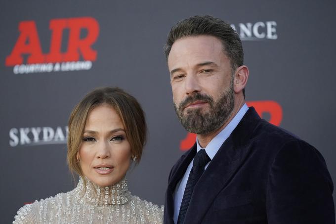 Po naznanitvi novice o odpovedi turneje so vse glasnejše govorice, da se Jennifer Lopez in Ben Affleck res ločujeta. | Foto: Guliverimage