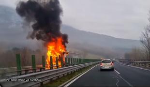 Voznik skušal sam pogasiti požar tovornjaka s priklopnikom #video