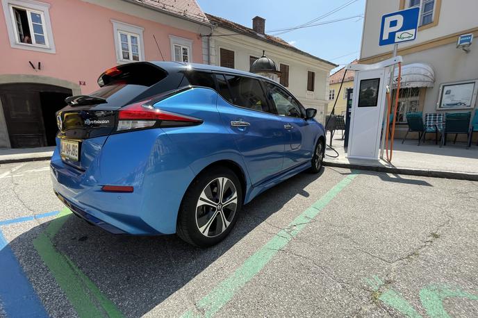 Nissan leaf električna polnilnica | Polnjenje električnega avtomobila sredi Slovenske Bistrice. Vsaka polnilnica še ni zares “prijazna” vozniku in v praksi so med njimi zelo velike razlike. | Foto Gregor Pavšič