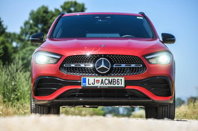 Mercedes-benz GLA | GLA sloni na enaki osnovi kot razred A, a je od njega višji za 17 centimetrov oziroma voznik sedi 14 centimetrov višje. | Foto Gašper Pirman