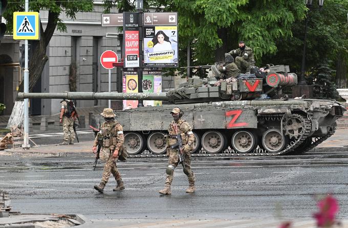 Po uporu skupine Wagner in njenem pohodu proti Moskvi konec tedna so se razmere v Rusiji v nedeljo in ponedeljek umirile. Regije, kjer so zaradi upora uvedli protiteroristične ukrepe in druge omejitve, so jih odpravile. Putin je sicer že v ponedeljkovem večernem nagovoru dejal, da je v soboto sam zaukazal izogibanje prelivanju krvi. Pripadnikom Wagnerja pa je sporočil, da se lahko priključijo redni vojski ali odidejo v sosednjo Belorusijo, kamor naj bi odšel tudi njihov vodja Jevgenij Prigožin. | Foto: Reuters