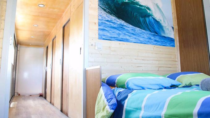 V štirih sobah so nameščeni dvojni pogradi, v eni sobi pa je prostora le za dva potnika. | Foto: Truck Surf hotel