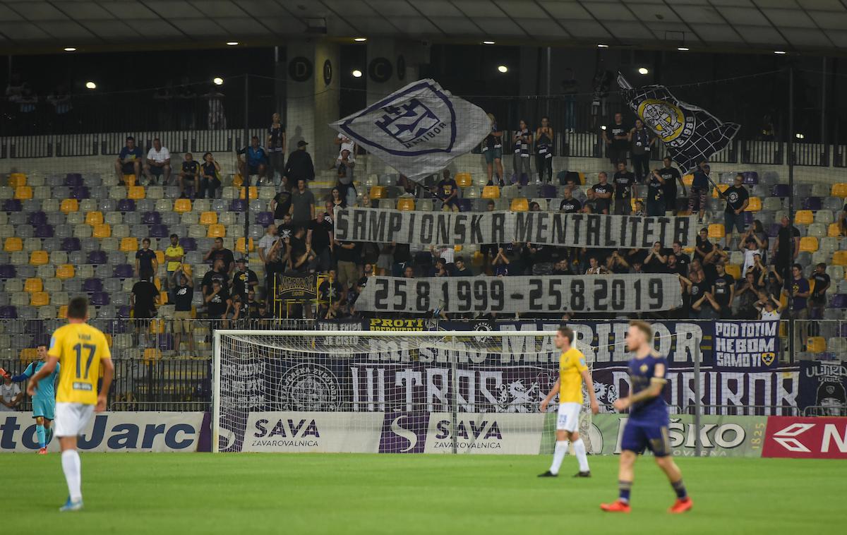 NK Maribor Navijači Viole | Razlogi za kazni so pri vseh podobni, povezani z navijači, prižiganjem bakel in žaljivim skandiranjem. | Foto Miloš Vujinović/Sportida