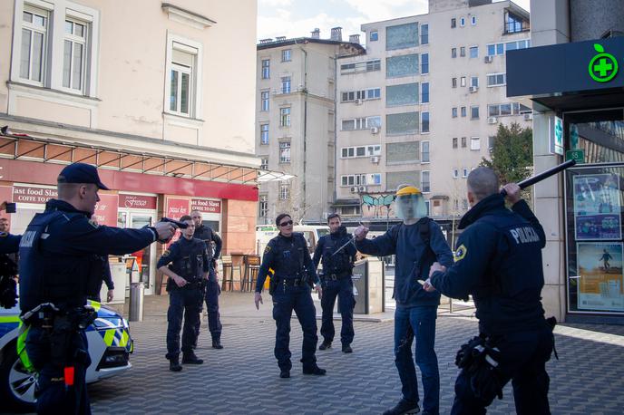 Moški z nožem grozi na Bavarskem dvoru | Moški je v rokah držal dva noža, z obnašanjem, ravnanjem in zadrževanjem na javnem kraju pa je vzbujal sum, da bo storil kaznivo dejanje ali prekršek. | Foto Mija Debevec Doničar