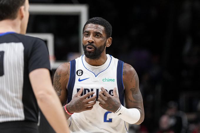 Kyrie Irving je bil po koncu srečanja prepričan, da so sodniki storili napako. | Foto: Reuters