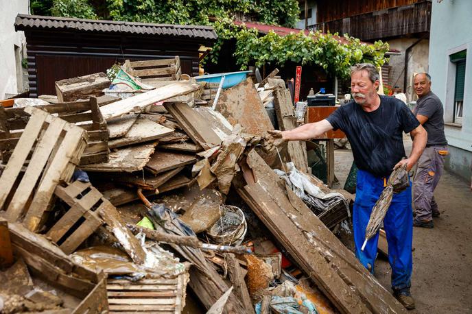 poplave, Črna | Pri odpravi posledic avgustovskih poplav bomo morali državljani sodelovati tudi s t. i. solidarnostnim prispevkom. Kaj je res in kaj nam samo govorijo, da naj bi bilo res? | Foto STA