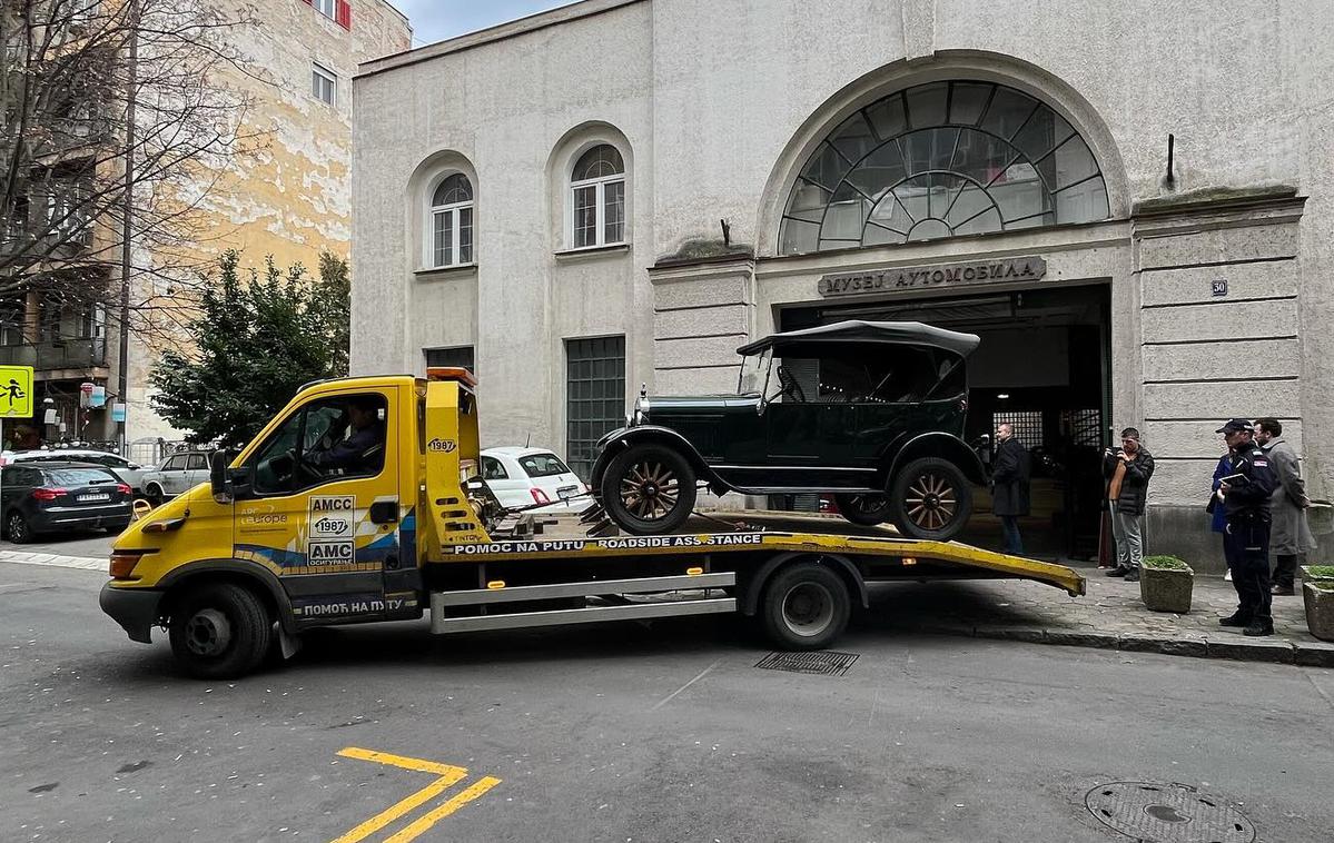 Muzej avtomobilov Beograd | Odvoz dragocenih starodobnikov iz dozdajšnjega muzeja. | Foto Muzej avtomobilov Beograd