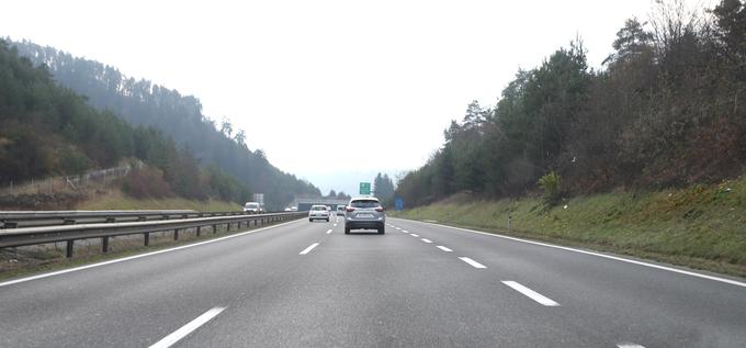 Dars želi tripasovno cesto izpeljati vse od izvoza Bizovik do razcepa Malenc. Zda se cesta vmes zoži na dvopasovno pred galerijo Strmec. | Foto: Gregor Pavšič