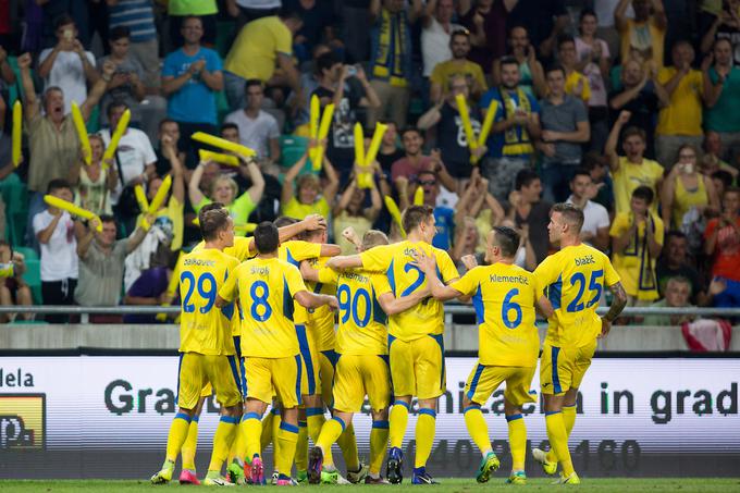 V Ljubljano je prišlo več tisoč navijačev Domžal in osrednjo tribuno obarvalo v rumeno. | Foto: Urban Urbanc/Sportida