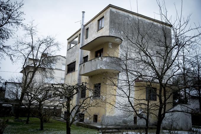 Vila na Prulah, ki jo je dal zgraditi profesor teologije na ljubljanski teološki fakulteti Franc Grivec, je zaradi postavitve na majhnem zemljišču razvita v višino. Zgrajena je bila klasično, s poudarjenim vhodom, vogalnim balkonom in prostorno strešno teraso. | Foto: Ana Kovač