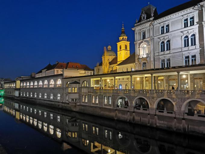 Iz roke, brez stojala, s privzetimi nastavitvami nočnega načina fotoaparata pametnega telefona Huawei P30 Pro, sredi aprilske večerne modre ure (Blue Hour) | Foto: Srdjan Cvjetović