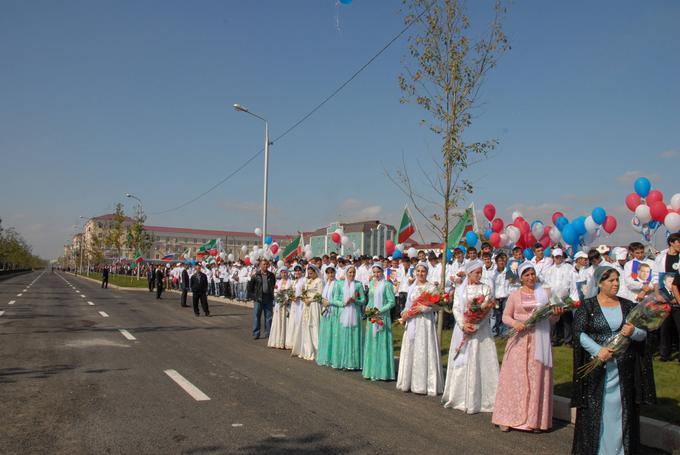 Po najnovejši študiji so od današnjih populacij mezolitskim kavkaškim lovcem in nabiralcem genetsko najbližji Čečeni. Ti živijo na severnem Kavkazu. Čečeni so genetsko zelo blizu tudi iranskim neolitskim kmetom. Še bolj od Čečenov so iranskim neolitskim kmetom blizu Abhazijci, ki živijo na južni strani Kavkaza ob Črnem morju, pa tudi današnji Iranci. Na fotografiji so Čečeni v čečenski prestolnici Grozni. | Foto: Guliverimage/Vladimir Fedorenko