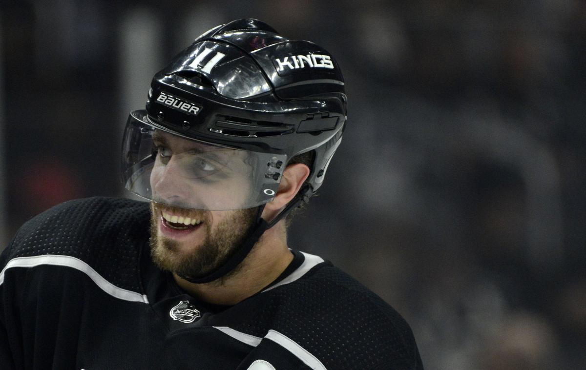 Anže Kopitar | Anže Kopitar je na zadnji tekmi sezone v ligi NHL s soigralci LA Kingsi s 5:2 premagal Vegas Golden Knightse. Pred srečanjem so Hrušičanu pripravili slovesnost za 1.000 odigranih tekem. | Foto Reuters