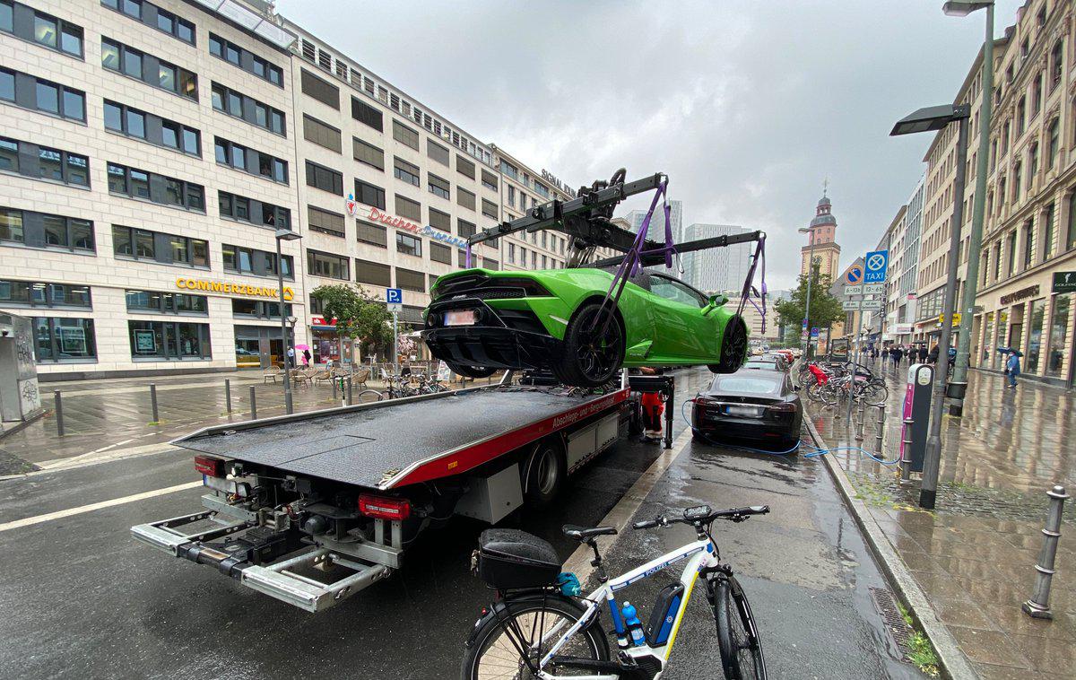 Lamborghini polnilnica | Avtomobilski pajek je v Frankfurtu odstranil lamborghinija huracana, ki je blokiral električno polnilnico. | Foto Policija Frankfurt