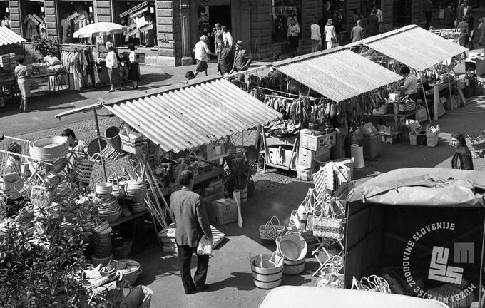 Prodaja lesenih izdelkov na Čopovi, september 1970 | Foto: Svetozar Guček, hrani: MNZS