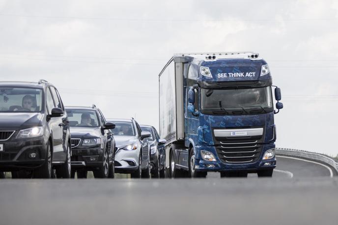 EMA (Evasive maneuver assist)  - sitem za preprečevanje naleta z aktivnim izogibanjem ovire | Foto WABCO in ZF