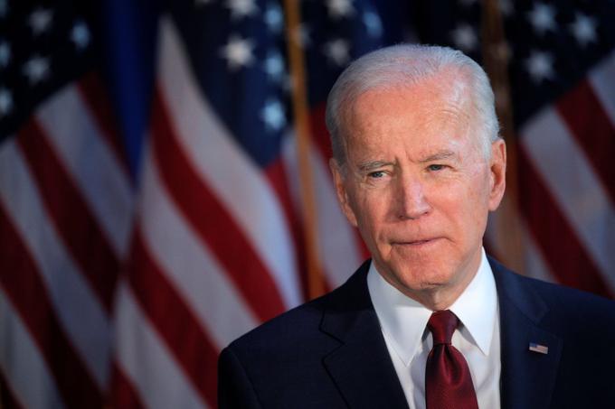 Joe Biden je v mandatu ameriškega predsednika Baracka Obame živel bolj ali manj v njegovi senci. S predsednikom Trumpom pa se je že zapletel v spor zaradi njegovega sina, za katerega naj bi Trump od Ukrajine zahteval naj ga začnejo preiskovati.  | Foto: Reuters