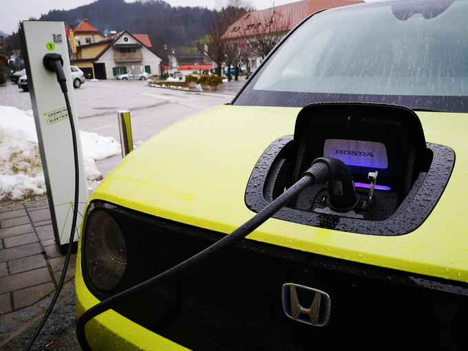 Prek izmeničnega toka AC se lahko baterija polni z močjo dobrih sedem kilovatov. | Foto: Gregor Pavšič