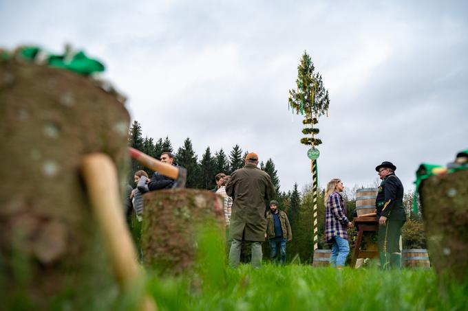 Ko je ekipa postavila mlaj, jih je s svojim obiskom nagradil tudi laški pivovar – seveda v družbi sodčka piva Laško. | Foto: PIVOVARNA LAŠKO UNION D.O.O.