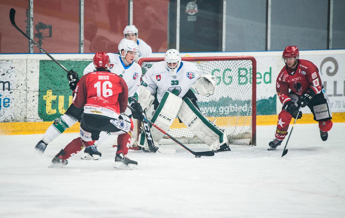 Acroni Jesenice SŽ Olimpija Alpska liga derbi | Olimpija je v Podmežakli s 5:3 premagala Jesenice, ki v tej sezoni še niso našle recepta za zmaje. | Foto Peter Podobnik/Sportida