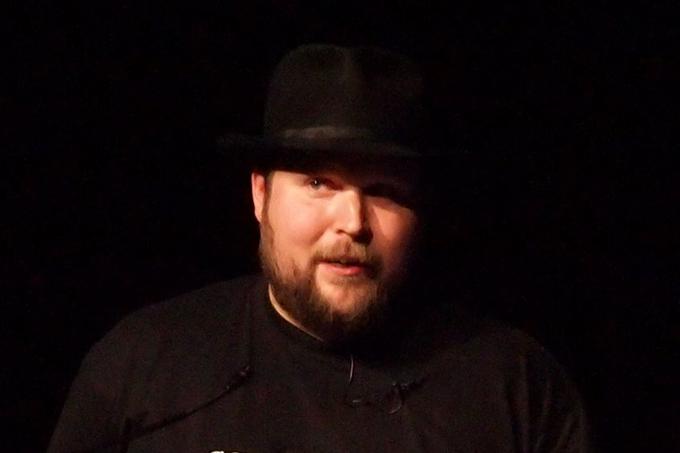 Markus Persson se je po prodaji podjetja Mojang in licenčnih pravic za Minecraft večinoma nehal ukvarjati z razvojem videoiger, še vedno pa je aktiven v industriji. V zadnjem času je zaradi polarizirajočih mnenj in občasno neposrečenih šal, ki jih objavlja na svojem profilu na družabnem omrežju Twitter, postal neke vrste kontroverzna osebnost. Zaradi objav se je od njega distanciral tudi Microsoft - Persson na Microsoftovih spletnih straneh ni več naveden kot oče Minecrafta, na primer. | Foto: Thomas Hilmes/Wikimedia Commons