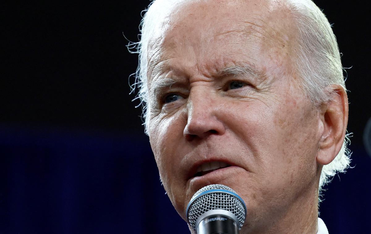 Joe Biden | Medtem je ameriški predsednik Joe Biden dejal, da Putin s prekinitvijo ognja želi le "najti nekaj kisika". "Pripravljen je bil bombardirati bolnišnice, vrtce in cerkve 25. decembra in na novo leto," je po poročanju francoske tiskovne agencije AFP dejal Biden. "Mislim, da poskuša najti nekaj kisika," je dodal. | Foto Reuters