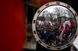 Poljaki protestirajo na ulicah: Ne diktaturi!