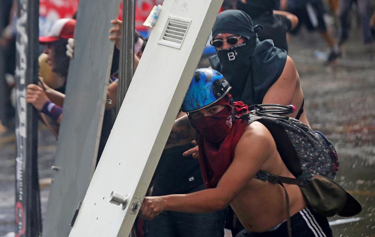 Protesti v Čilu | V večdnevnih protestih v Čilu, ki so se sprevrgli tudi v nasilje, je umrlo najmanj 15 ljudi. | Foto Reuters