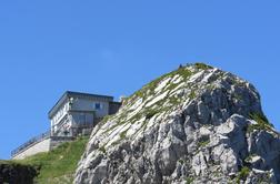 Dom Zorka Jelinčiča na Črni prsti (1835 m)