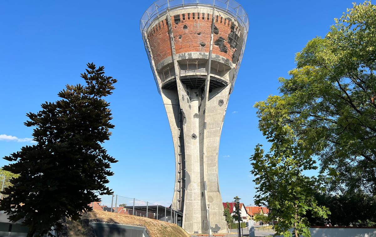 Vukovar | Dan spomina oz. dan spomina na žrtve domovinske vojne in dan spomina na žrtve Vukovarja in Škabrnje na Hrvaškem praznujejo 18. novembra. Na slovesnosti se vsako leto zbere več tisoč ljudi, udeleži pa se je tudi državni vrh. | Foto Shutterstock