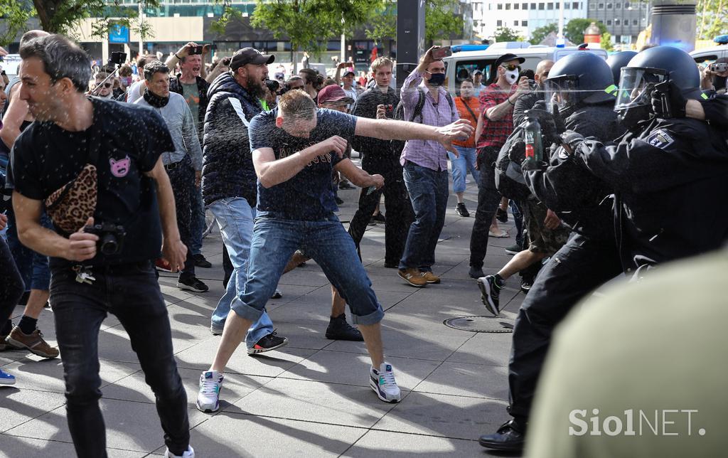 Protesti v Berlinu proti ukrepom zaradi koronavirusa